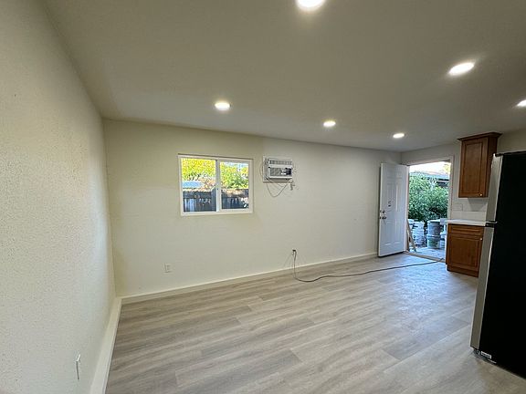 3rd image of 405 Whyte Ave #2