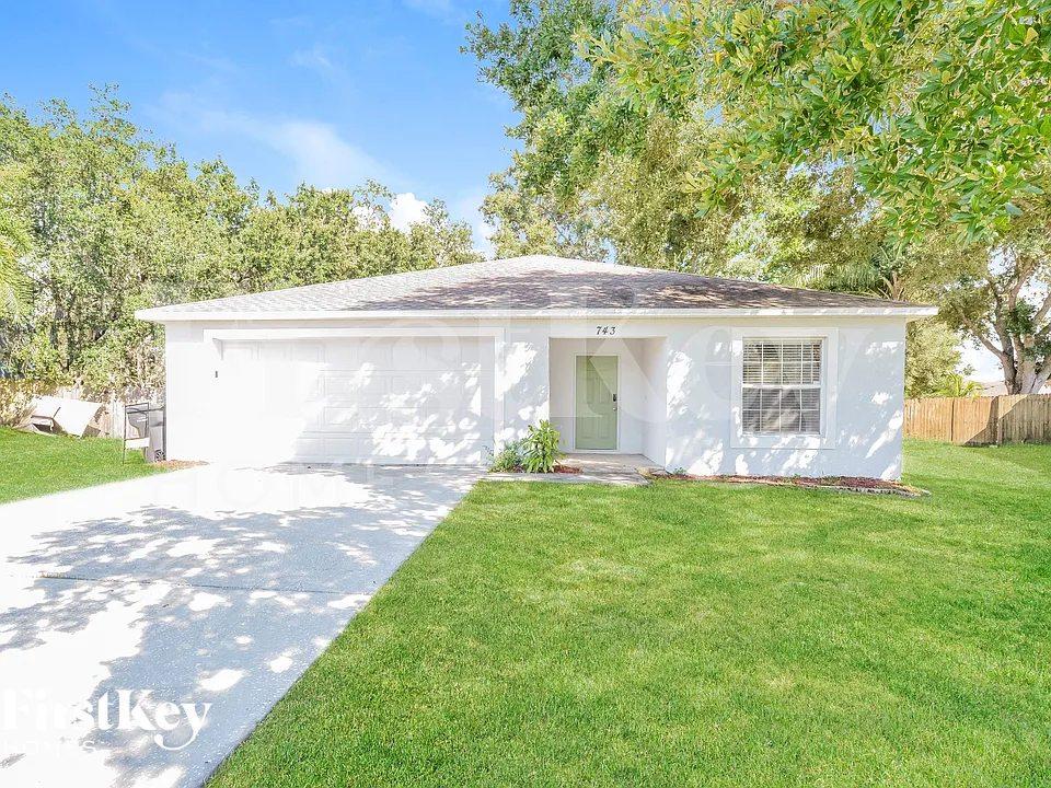 743 Pelican Ct
