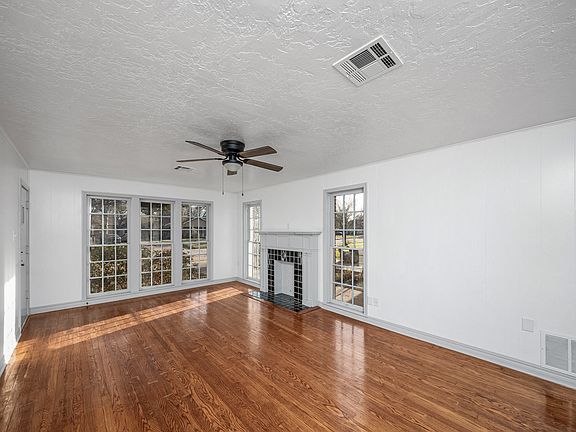 4th image of 709 NW Bell Ave