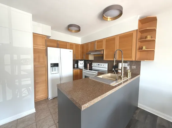353 S Whispering Hills Dr, Naperville, IL
