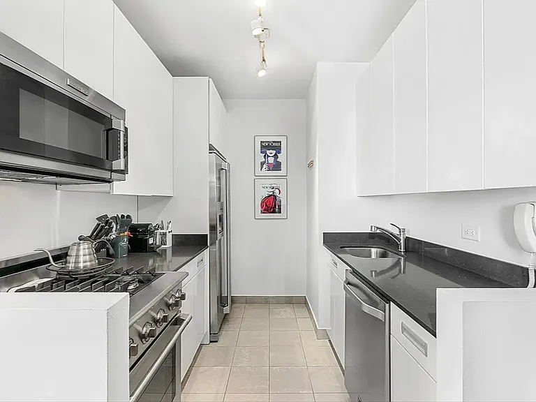 99 John St #2408 — Photo 4