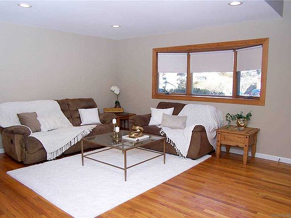 3rd image of 452 Bohemia Pkwy