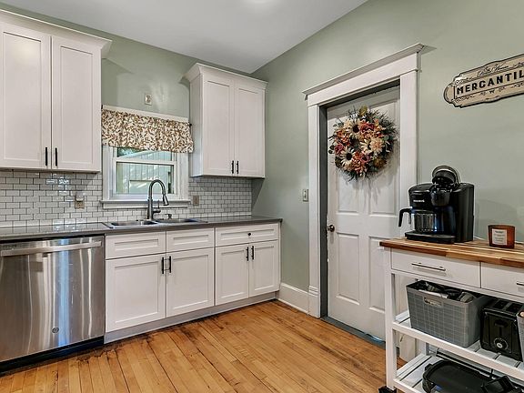 5th image of 11 Spruce Ave E