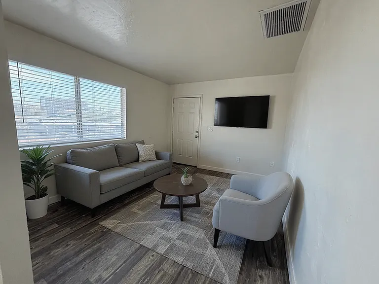 1022 N 22nd Pl — Photo 2