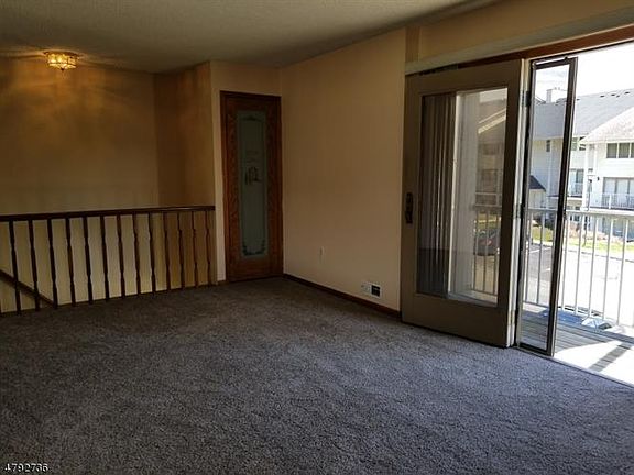 5th image of 23 Amherst Ct #1012