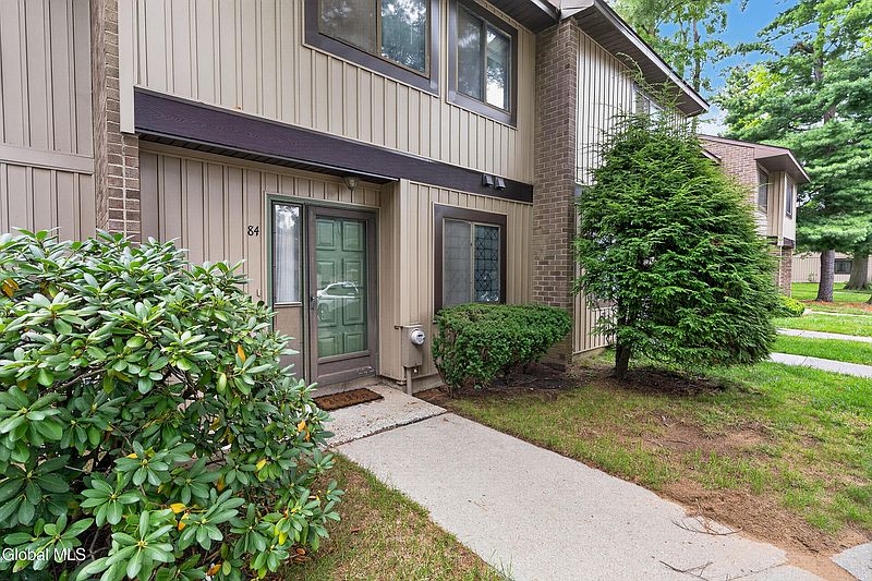 5th image of 84 Crestwood Terrace