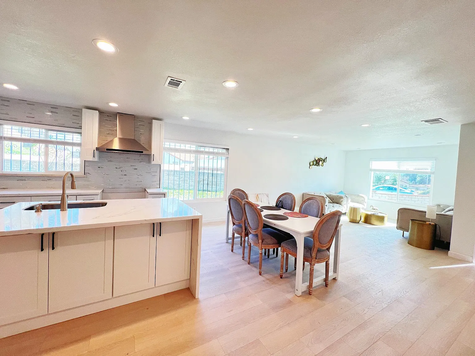 730 Amador Cir — Photo 3