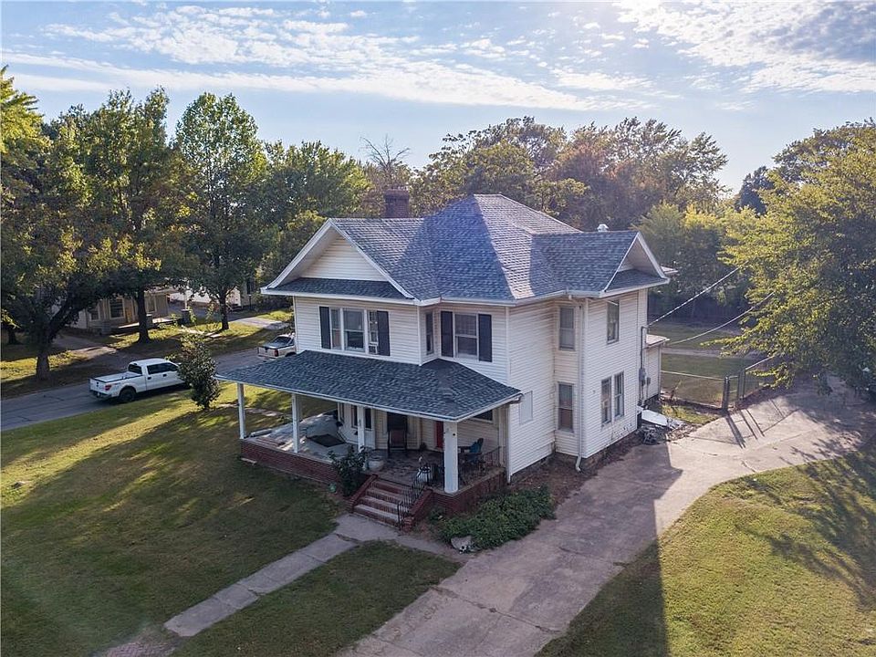 1st image of 1601 N Elm St
