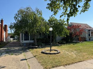 23113 Socia St, Saint Clair Shores, MI 48082