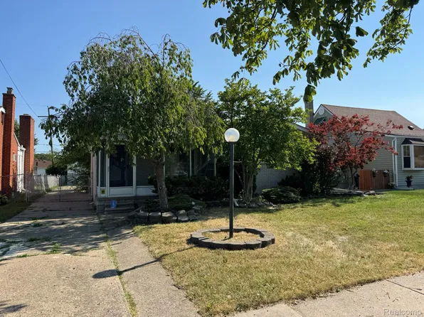 23113 Socia St, Saint Clair Shores, MI 48082
