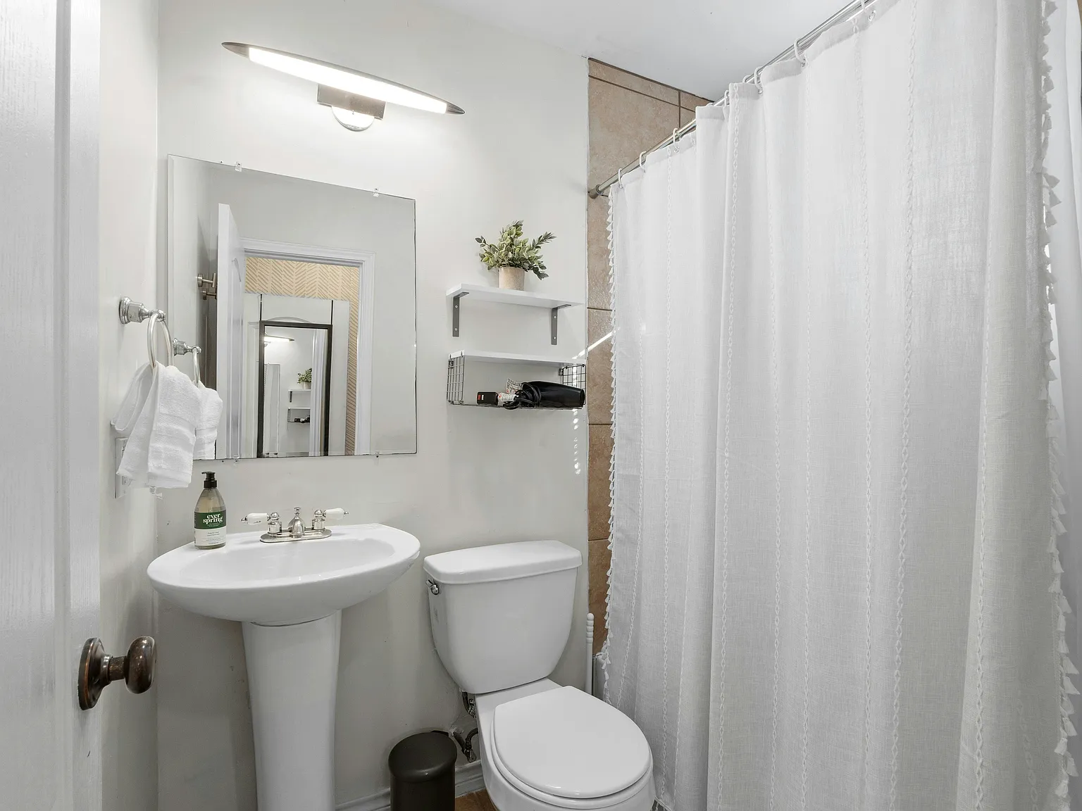 2 bed, 2.5 bath, 903 sqft, $1,900 — Photo 3