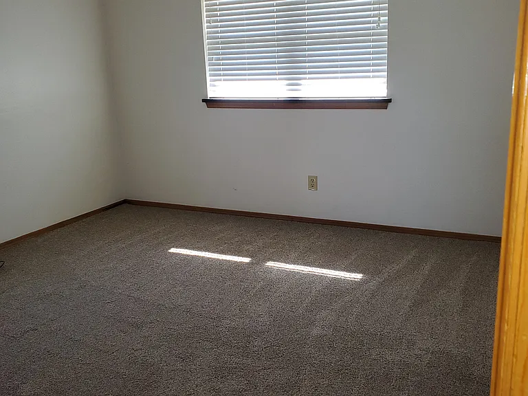 10904 N Lee Ave — Photo 12