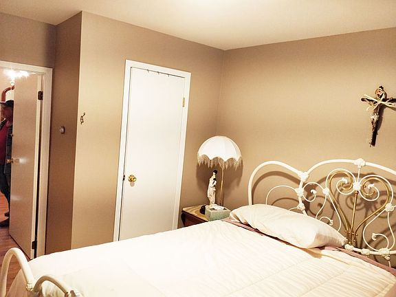 2nd image of 2338 38th St APT 1R