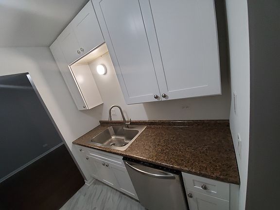 4th image of 914 N Austin Blvd #3C