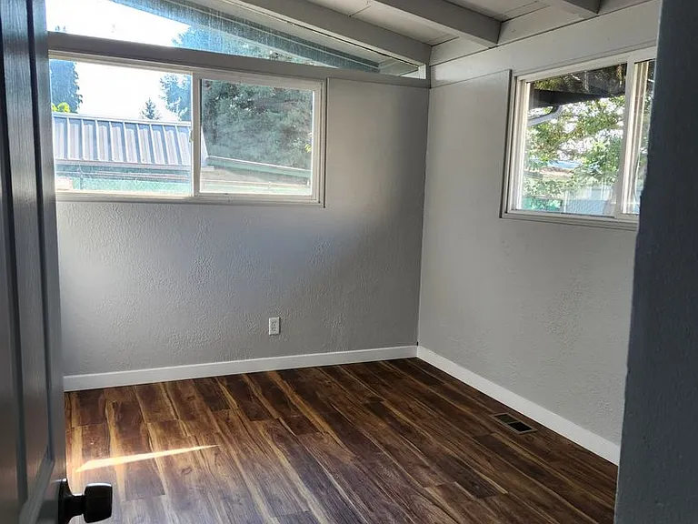 1290 Main St SE — Photo 5