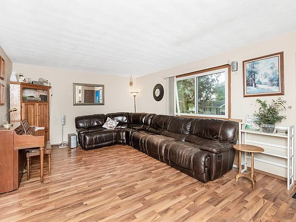 3rd image of 310 N Parkway Dr