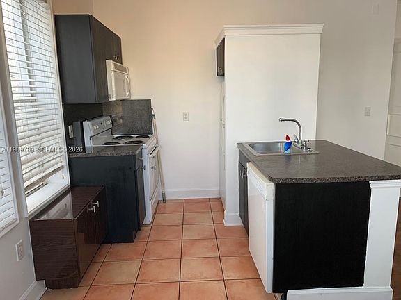 5th image of 1027 Pennsylvania Ave APT 203