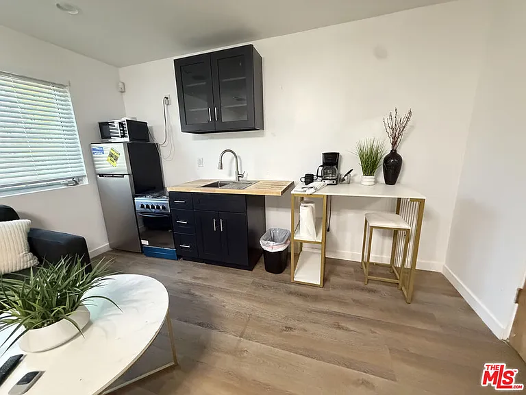 2491 Granville Ave #B — Photo 5