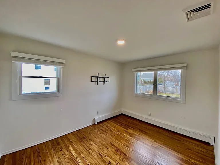1550 McCann Ln — Photo 5