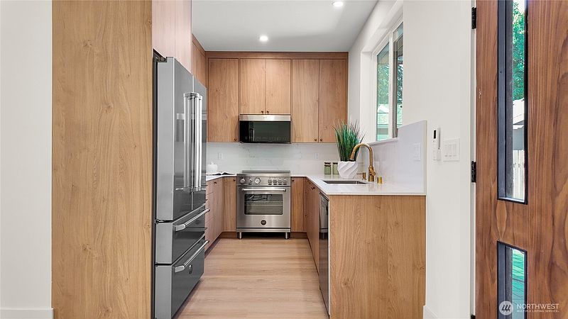 3rd image of 3907 NE 94th Street