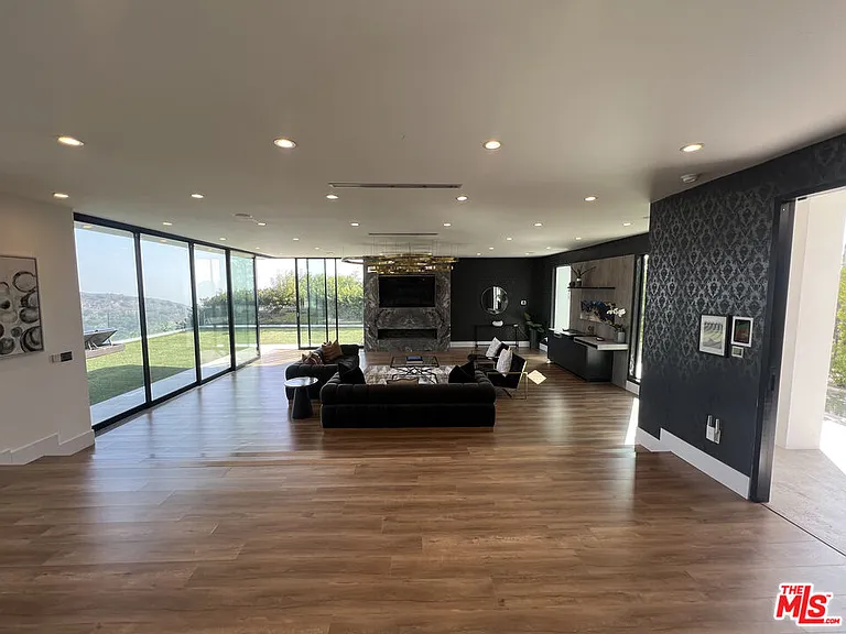 2110 Hercules Dr — Photo 14