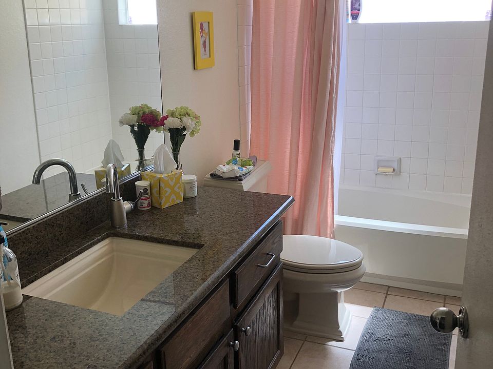 Upstairs full bathroom 