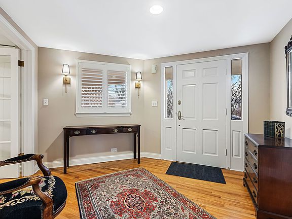 4th image of 375 Meadowbrook Dr