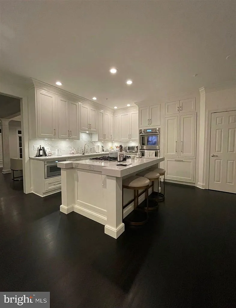 3 bed, 3.5 bath, 2588 sqft, $5,300 — Photo 3