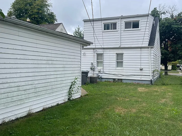 2635 Queen St — Photo 17