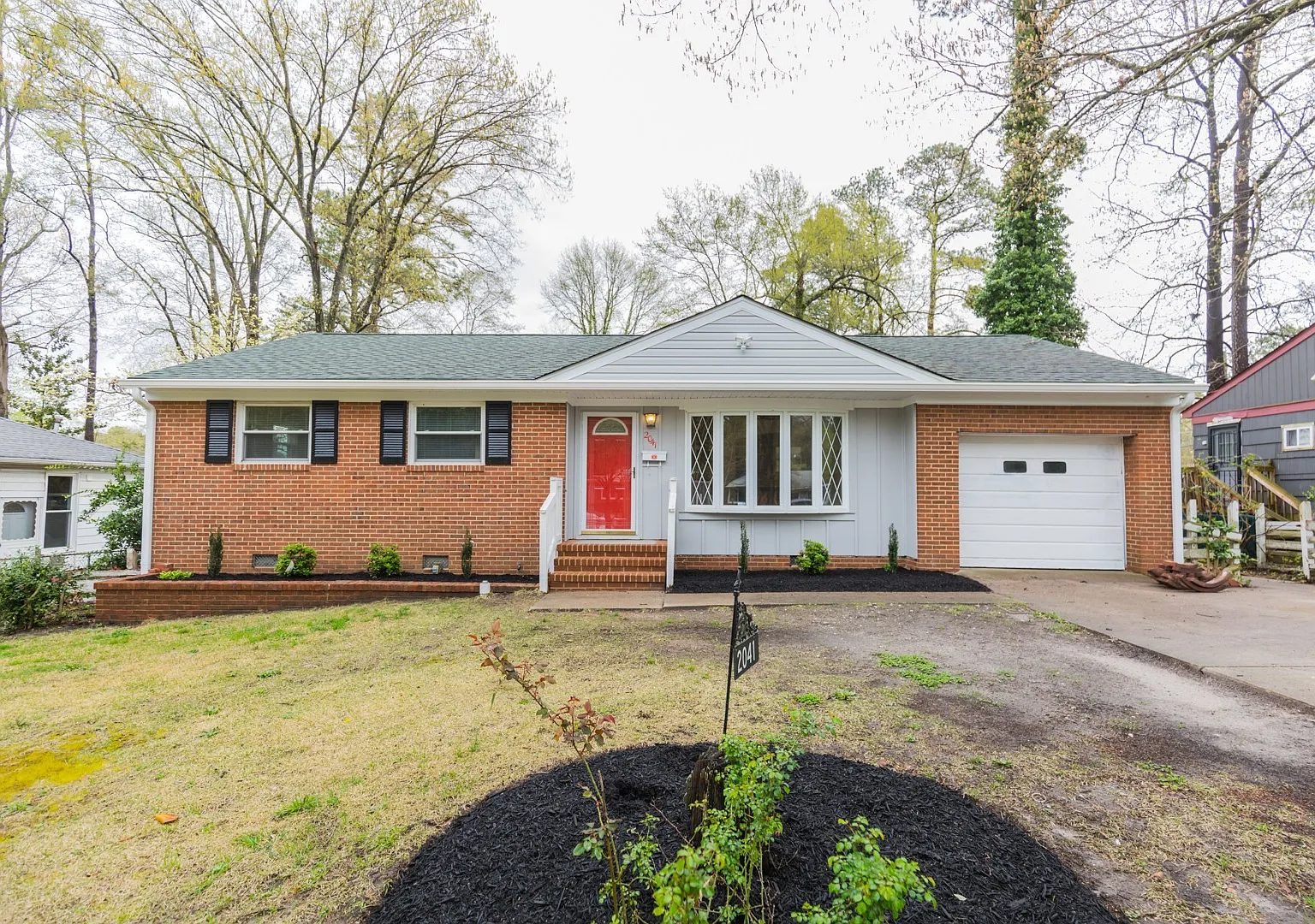 Beautifully renovated home in Petersburg — Photo 1