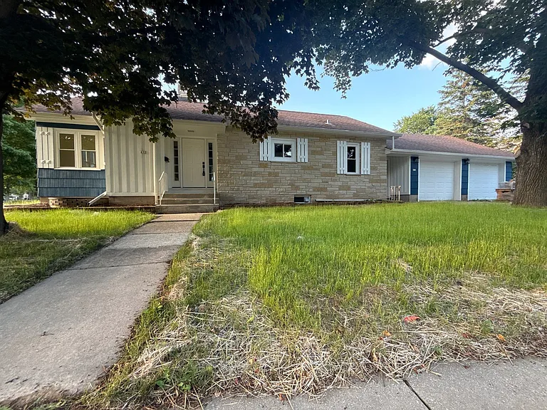 632 W Wisconsin Ave — Photo 2