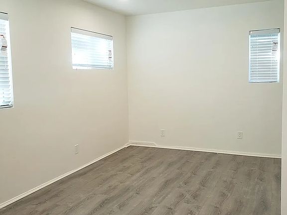 3rd image of 4943 Rosemont Ave
