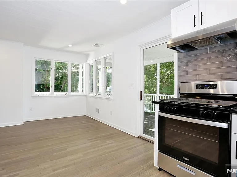 105 Hollywood Ave — Photo 8