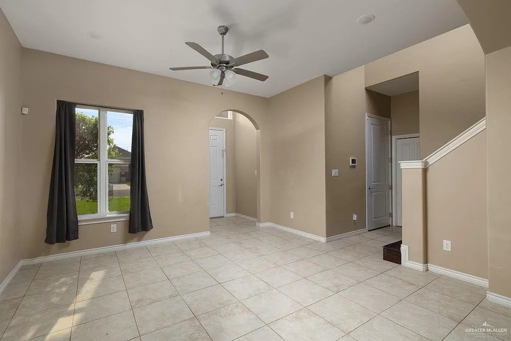 5 bed, 2.5 bath, 2284 sqft, $2,100 — Photo 2
