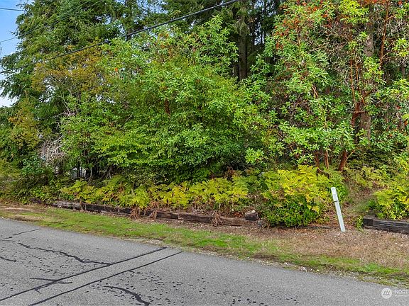 3rd image of 5044 Yearley Drive NE