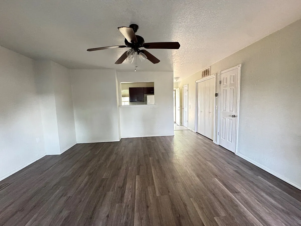 2 bed, 1.5 bath, 1200 sqft, $1,300 — Photo 4