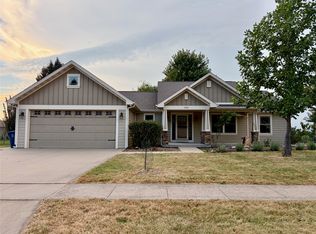 1215 Oakwood Dr, Pella, IA 50219