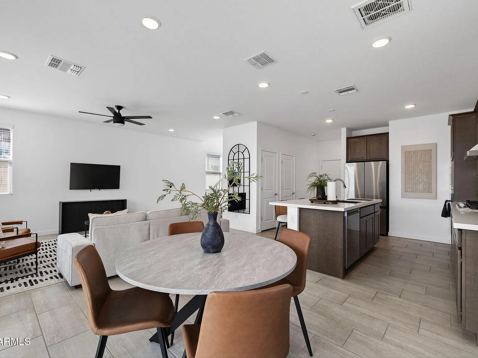 4 bed, 2.5 bath, 1941 sqft, $2,400 — Photo 3