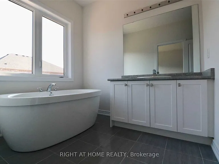9 Conarty Cres — Photo 11