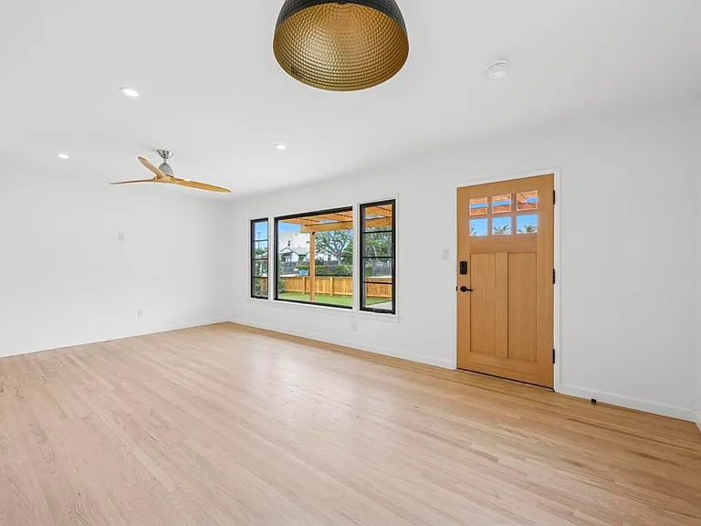 1061 Buena Vista Way — Photo 10