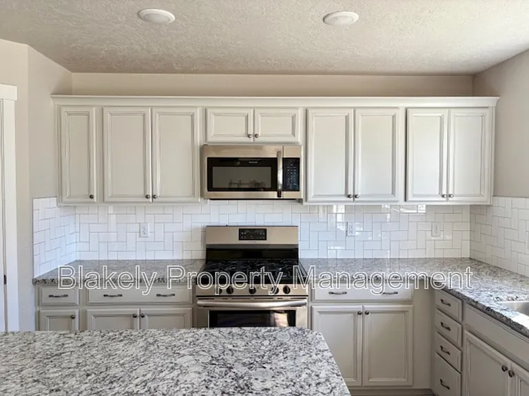 645 SW Inby St — Photo 3