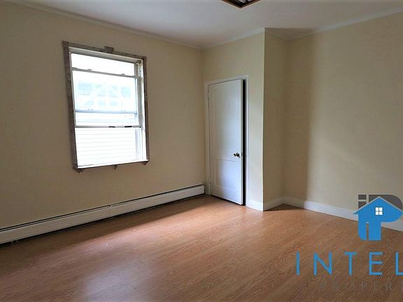 2nd image of 346 Victory Blvd