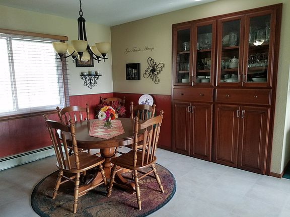 Dining area w/cabinets