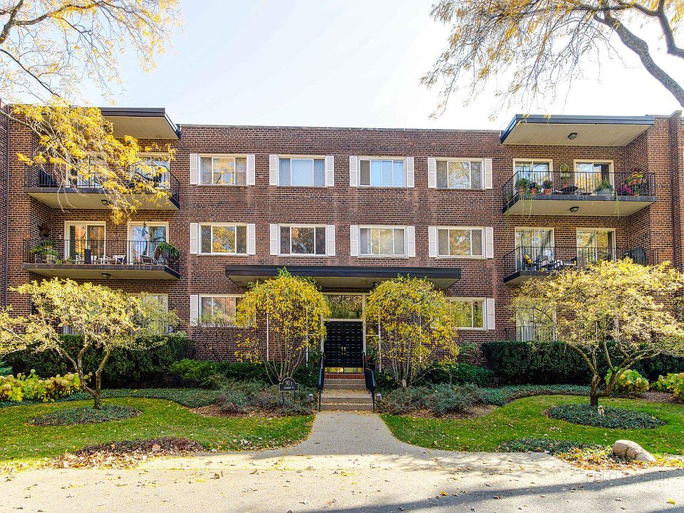 1st image of 90 Franklin Pl E APT 211
