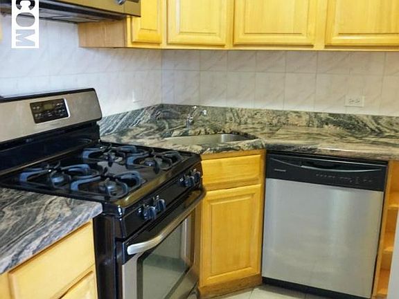 Kitchen - granite counters and dishwasher