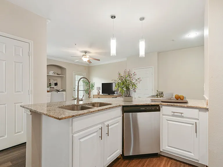 3x2 1258 sqft C1U - Unit 06208 Kitchen_003 3x2 1258 sqft C1U - Unit 06208 Kitchen_003