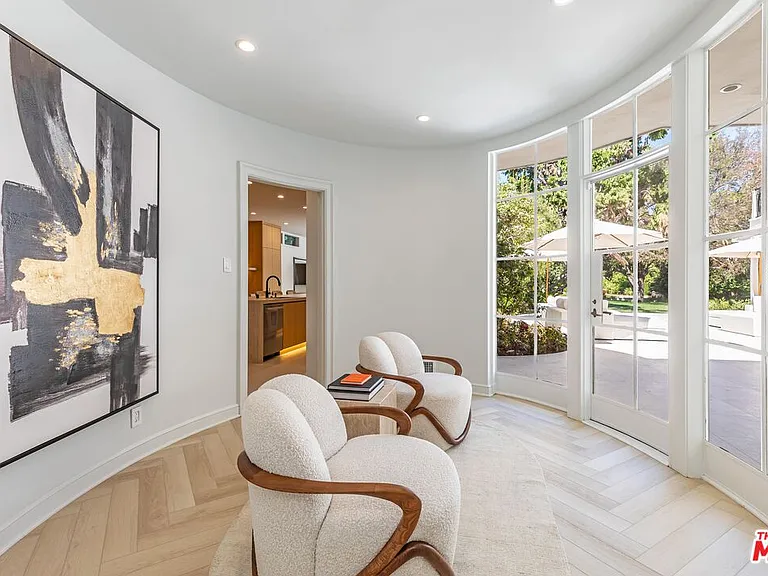 702 N Beverly Dr — Photo 11