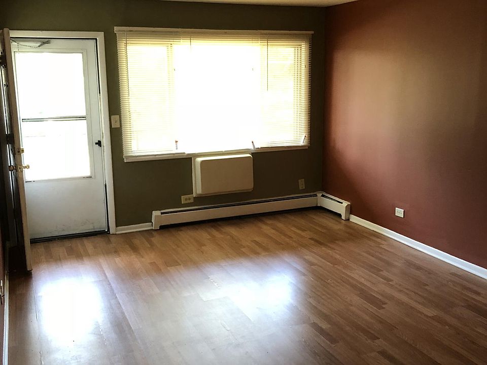 2nd image of 1701 Sunset Ave APT 8