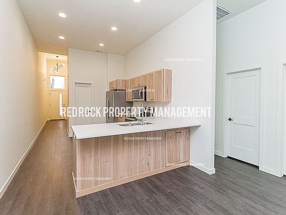 3rd image of 606 S Crescent Dr #1