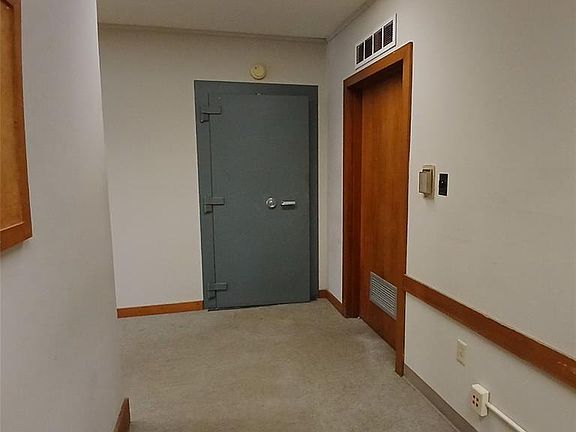 5th image of 122 N Main St